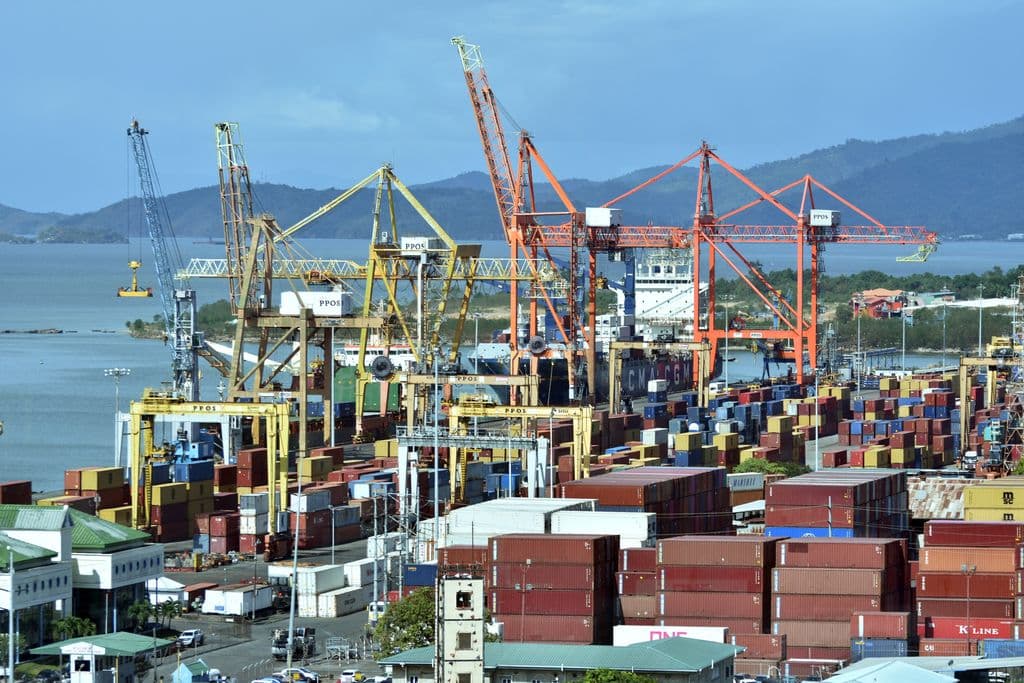 Businessmen blame new ministry for delay in clearing containers at Port