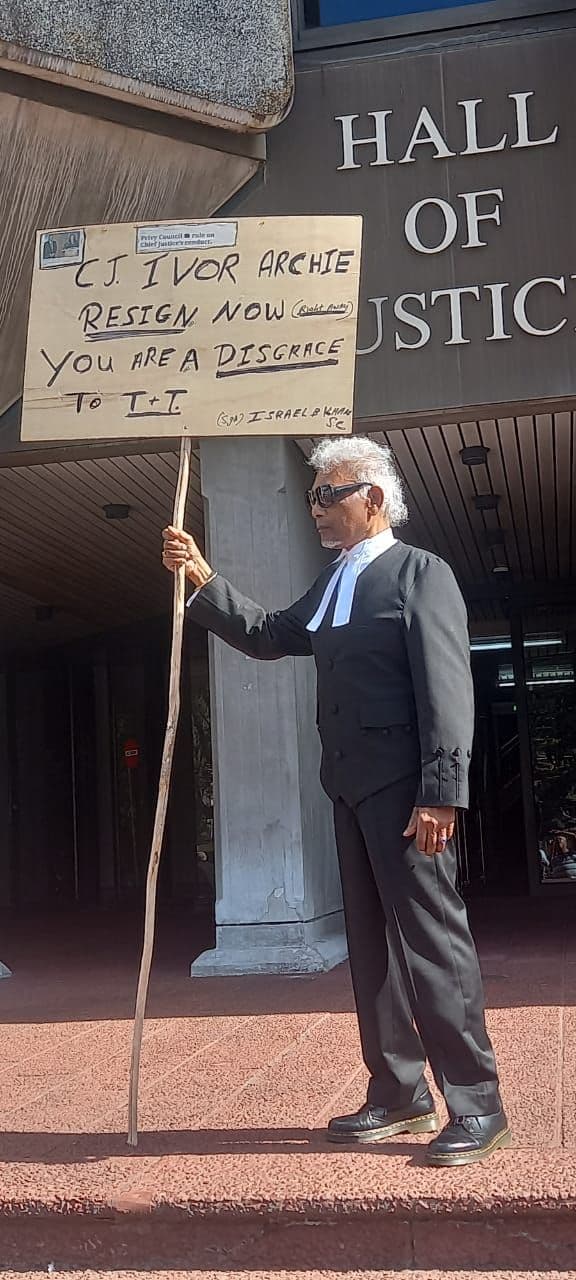 Khan protests Chief Justice outside Hall of Justice