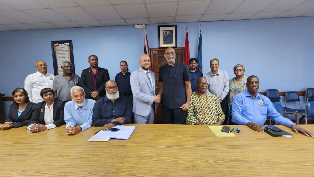 Trade unions join forces with business chamber to bid for refinery