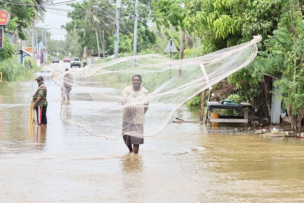Floodwaters recede; Saharan dust is back