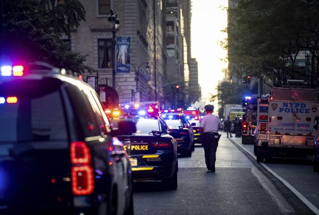 Gunman who killed 4 at Manhattan office building was targeting NFL headquarters, mayor says