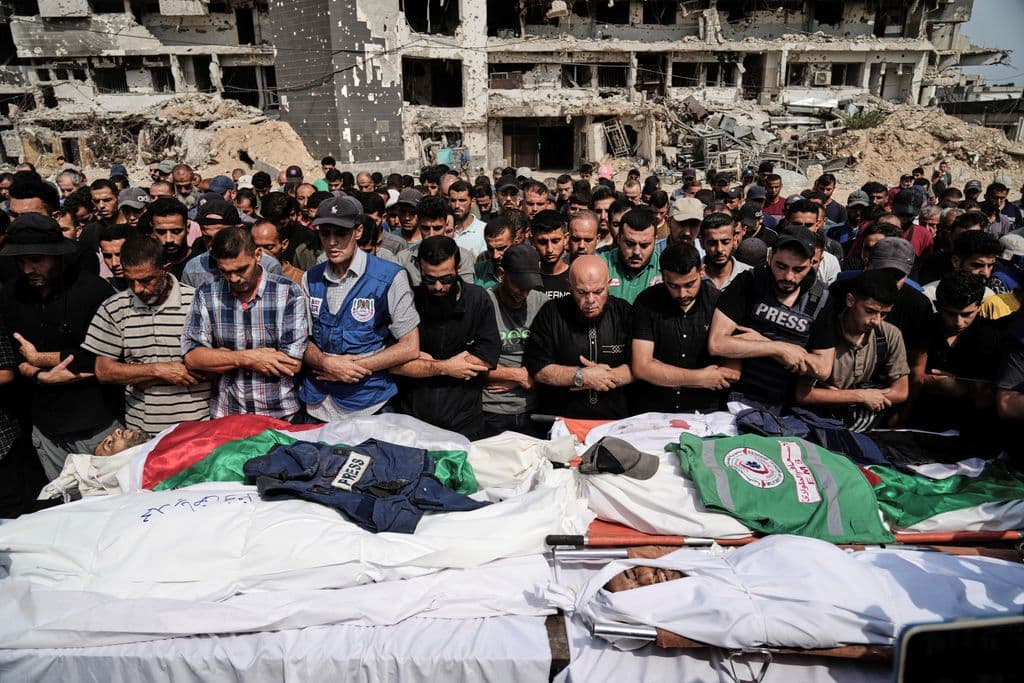 Israeli strikes kill journalists and aid-seekers as Australia backs Palestinian statehood