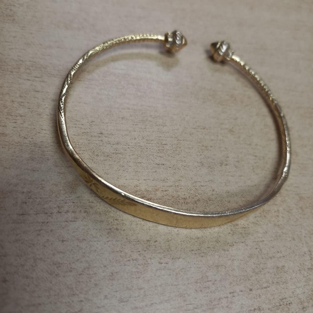 Man caught moments after snatching gold beera in Chaguanas