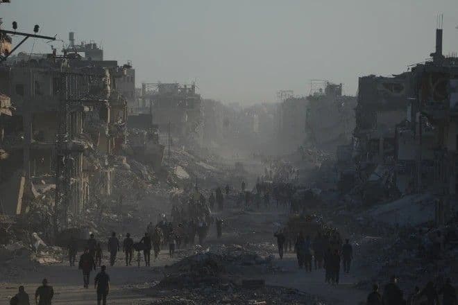 Palestinians return to ruins and US troops land in Israel as ceasefire holds