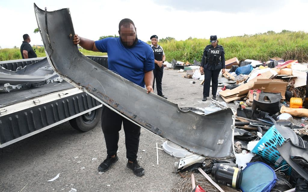 Litterbug apologises, cleans Chaguanas roadside
