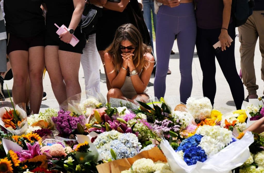Australia to tighten gun laws after Bondi Beach Hanukkah massacre