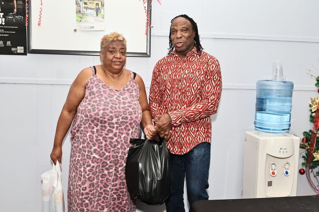 Opposition MPs help unemployed for Christmas