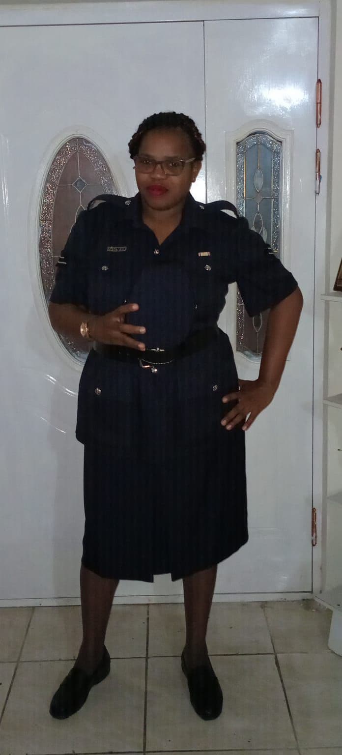 Cop risks life to save woman from brutal beating