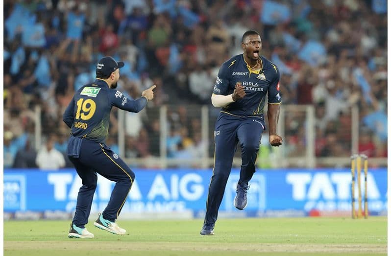 Holder on the ball again as Titans dominate SRH