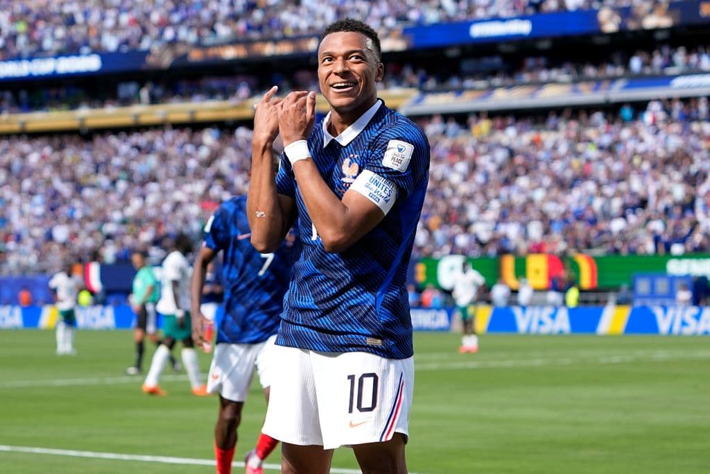 Kylian Mbappé sparks France with two goals in 3-1 win over Senegal at the World Cup
