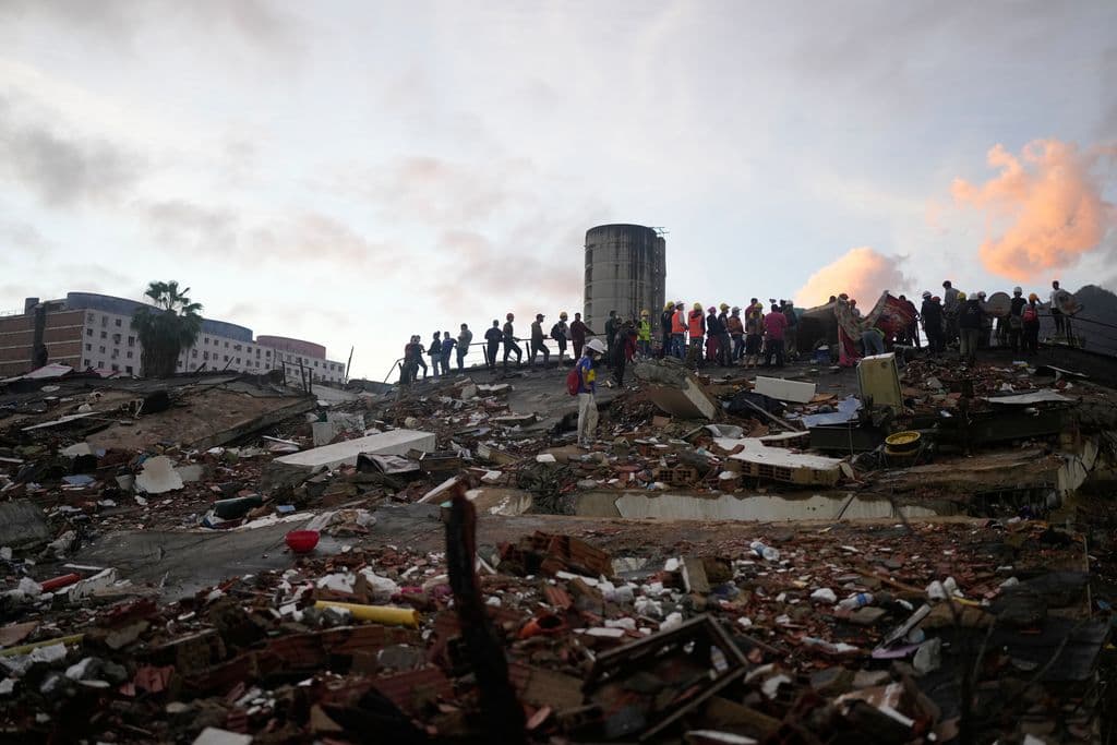 Aid workers warn of infectious diseases, overwhelmed hospitals after Venezuela quakes