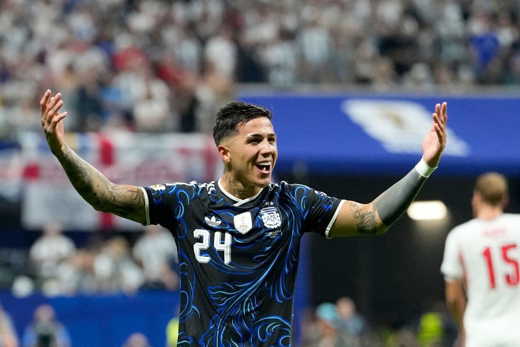 Defending champion Argentina reaches World Cup final by beating England 2-1