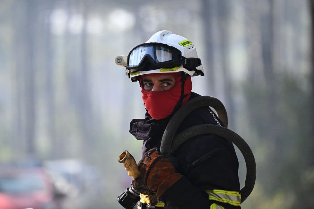 France orders 4,000 more evacuated as fires displace a third of a million across south-west Europe