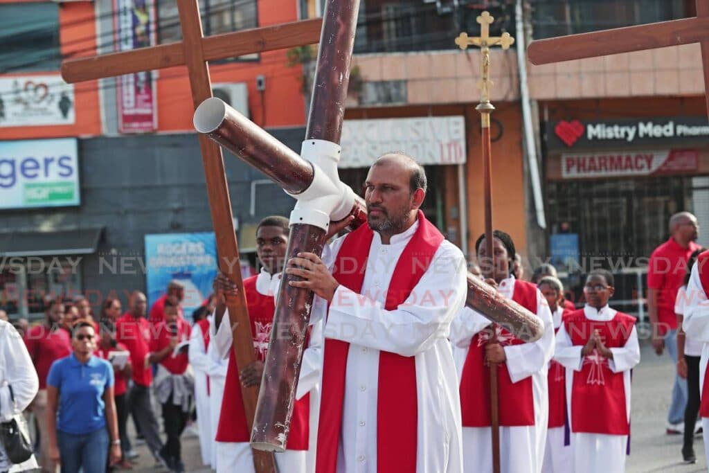 [UPDATED] Catholic priest: Leaders have disappointed us, be pilgrims of hope