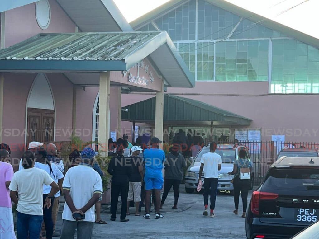 Long lines for early voting in La Horquetta/Talparo