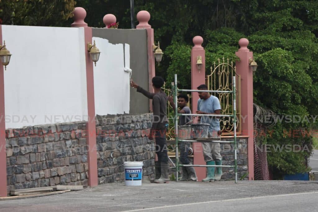 PM erects privacy wall at Phillipine home