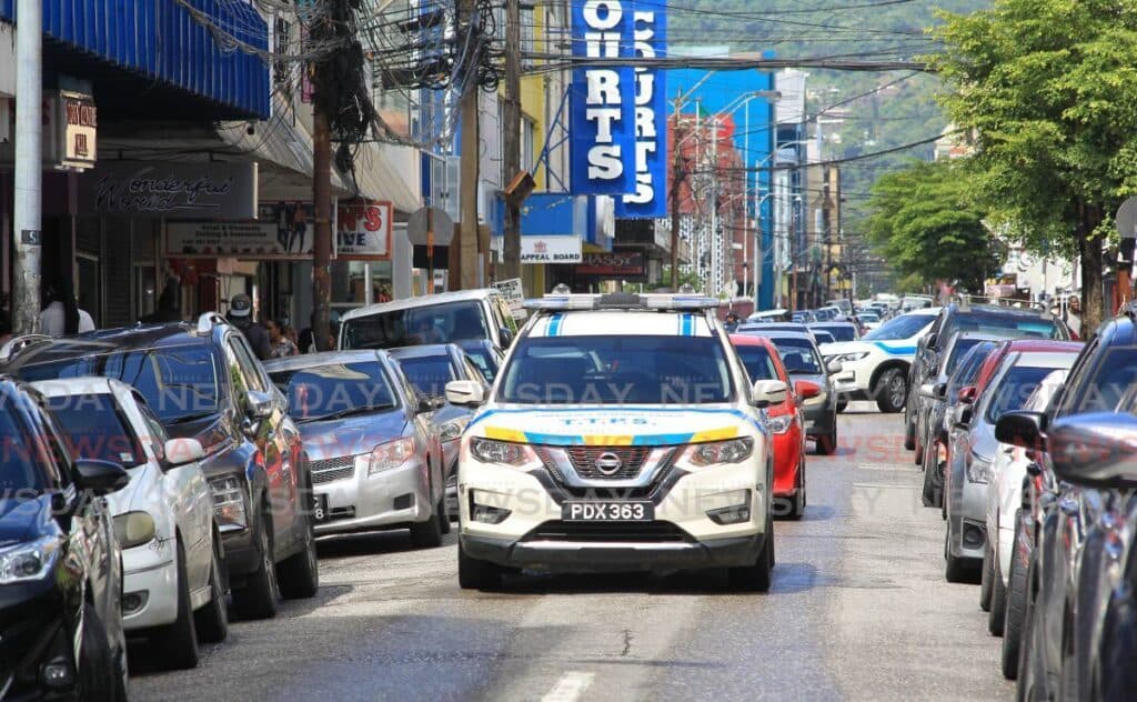 Man robbed at traffic light by cross-dressing bandit