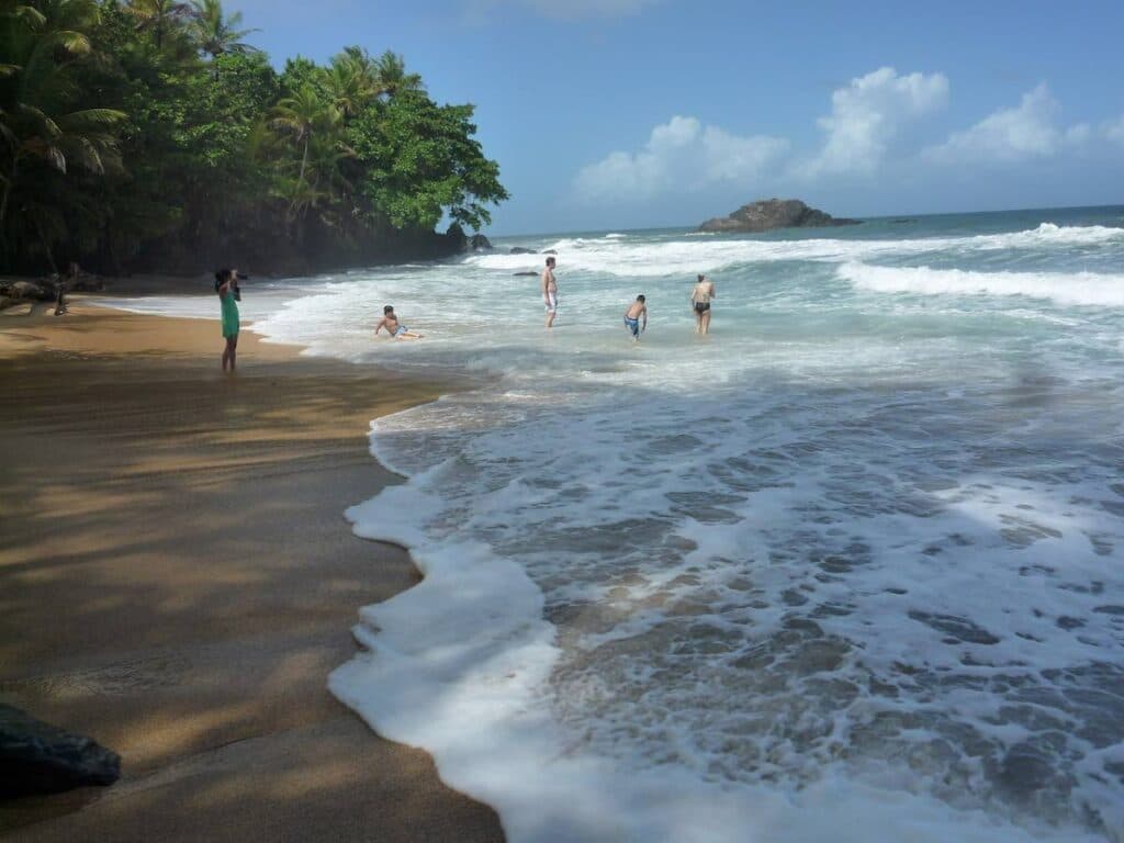 Man robbed while buying doubles, beachgoers robbed in Blanchisseuse