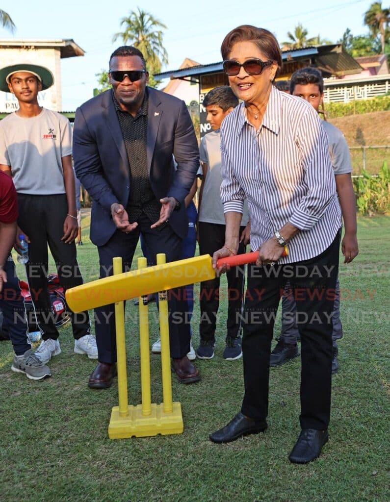 PM: Government to cut contract jobs from Public Service