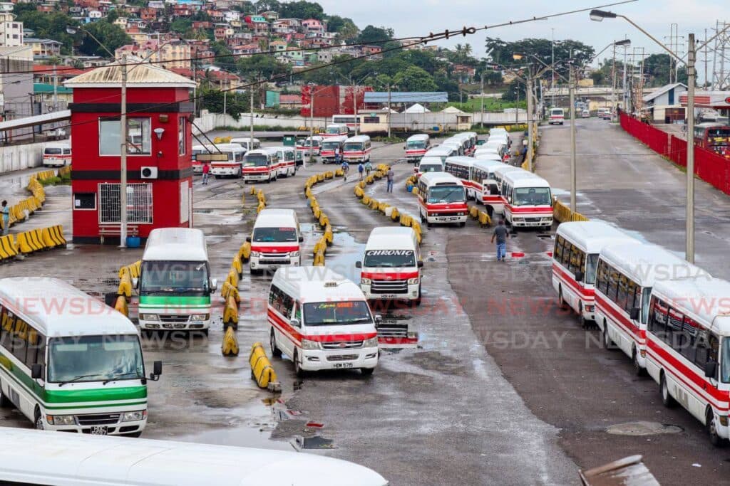Driver, passengers robbed in PBR maxi in Arouca