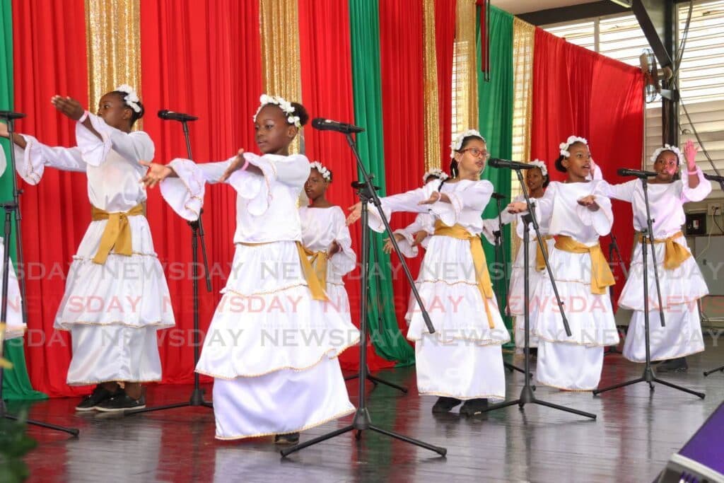 Young parranderos face off in El Dorado