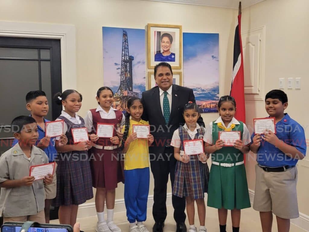 Moonilal gives $$$ to primary schools in constituency