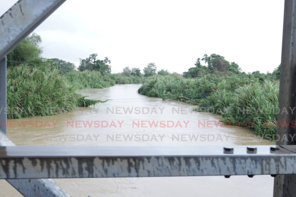 Cop held with guns on Caroni River