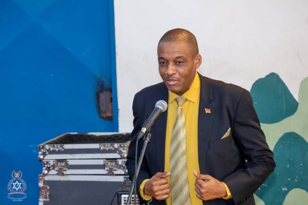 Cops bring ‘Carols and Cans’ to Arima