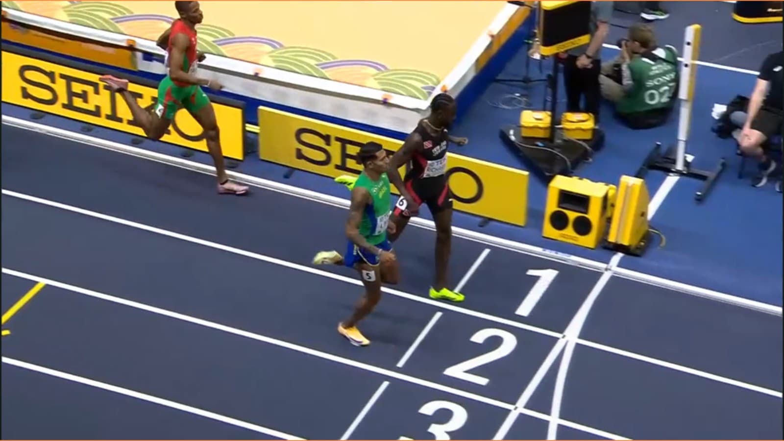 Jereem cruises into 400m semis at World Indoors