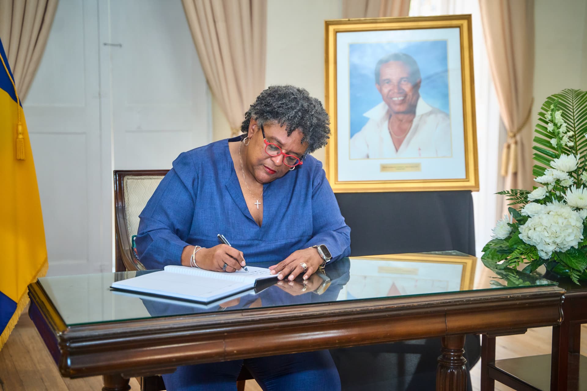 President, PM sign condolence book for Sir Garfield