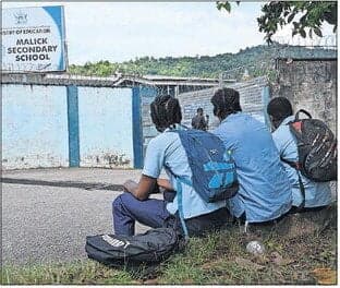 Night attack at school: Guards robbed