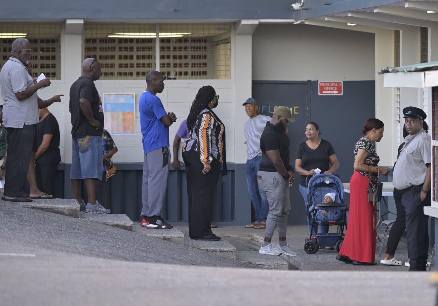 Electors in the line at 6p.m, allowed to vote