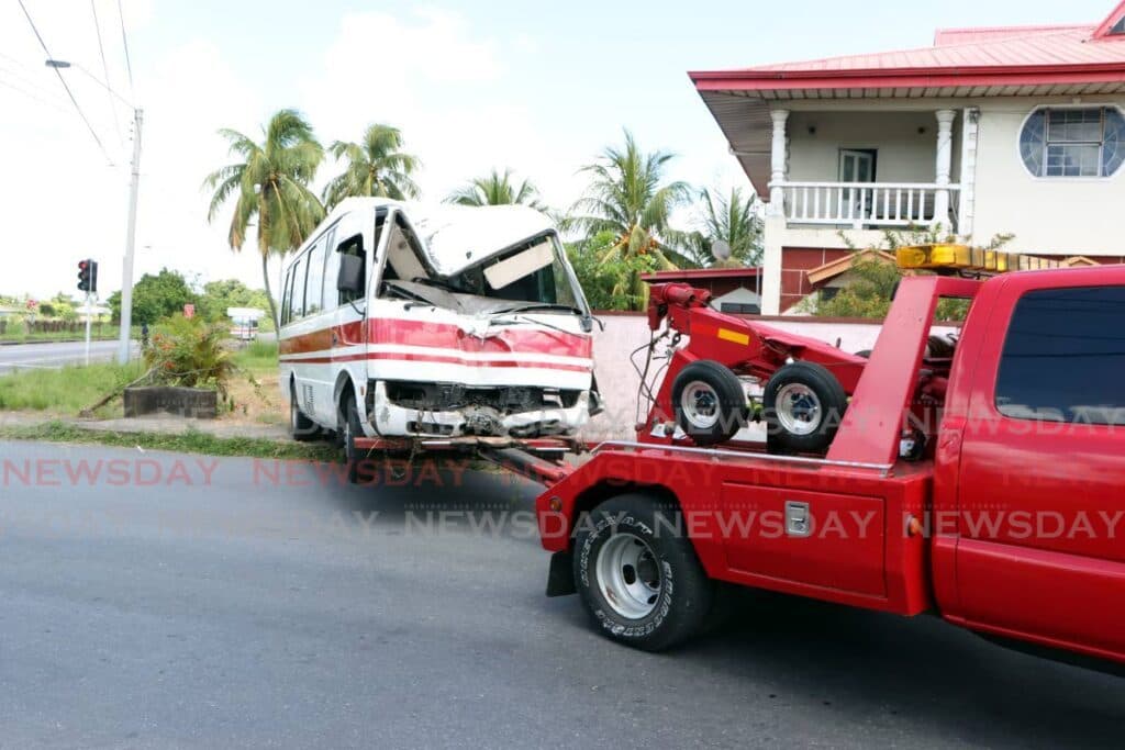 5 injured in Arima maxi accident