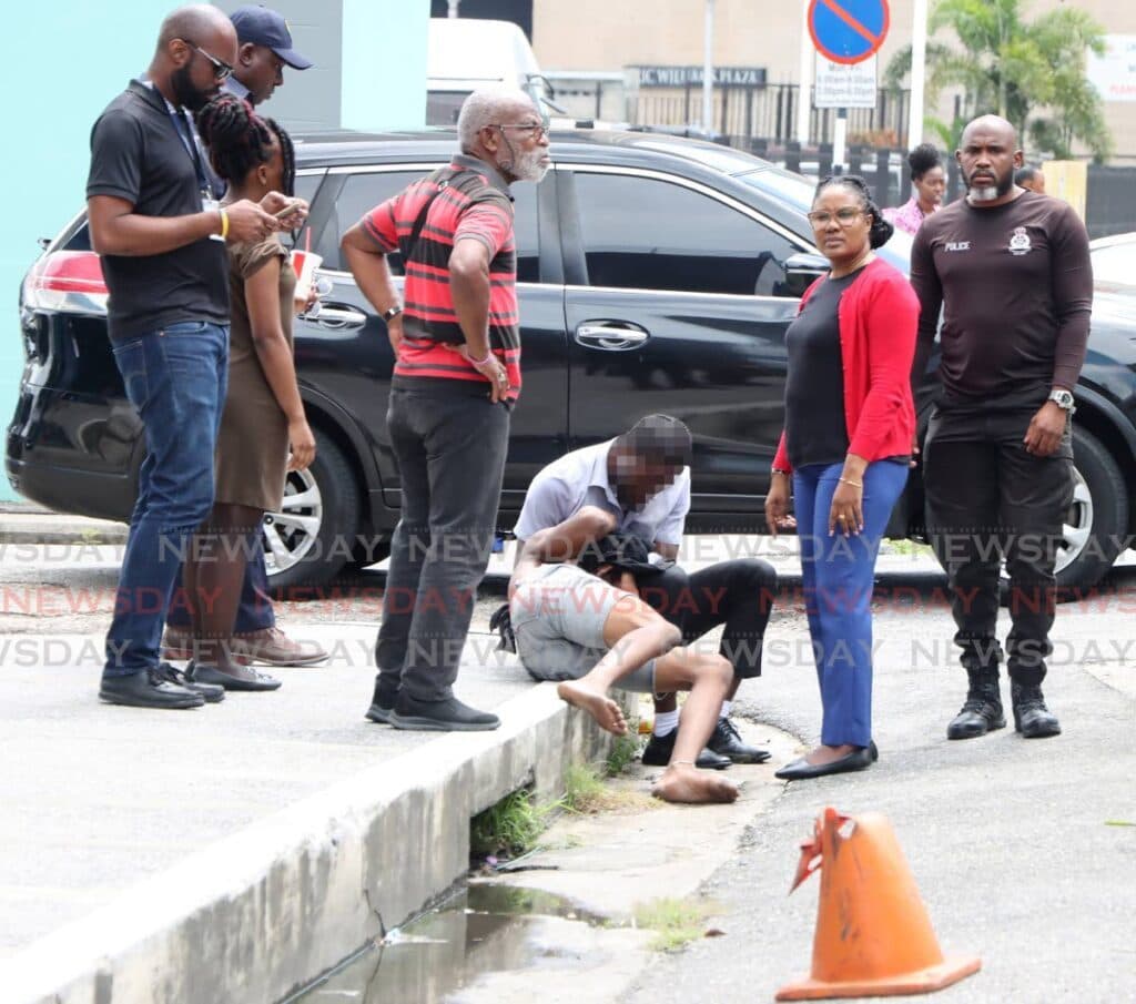 Central citizen stops bracelet snatcher