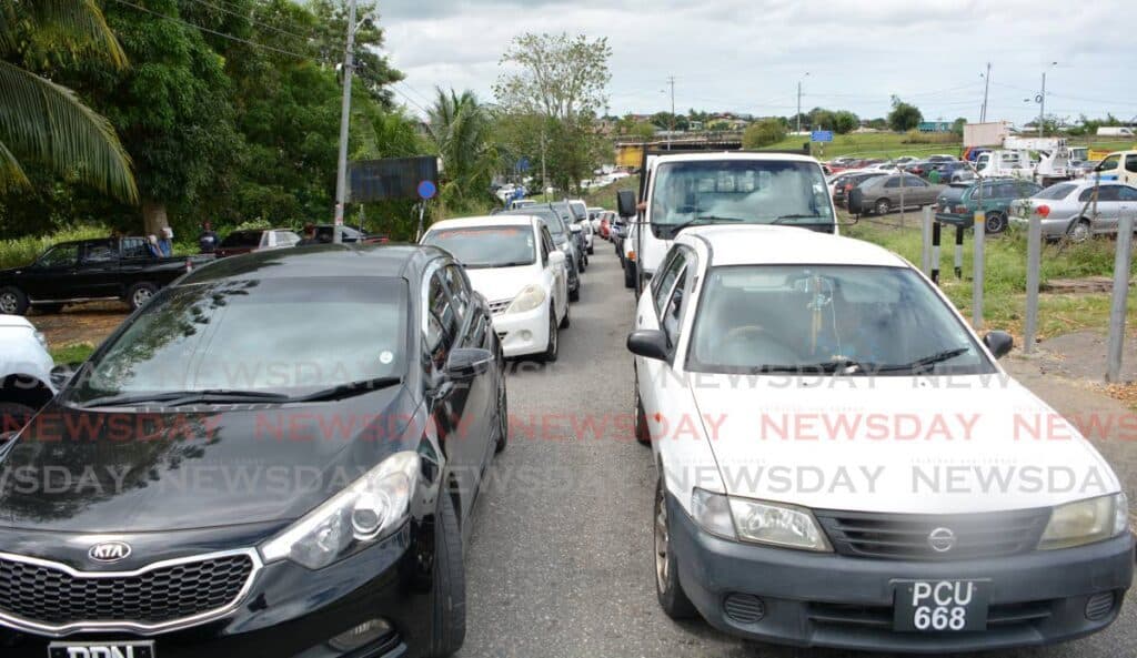 Long lines still at Licensing Office, San Fernando