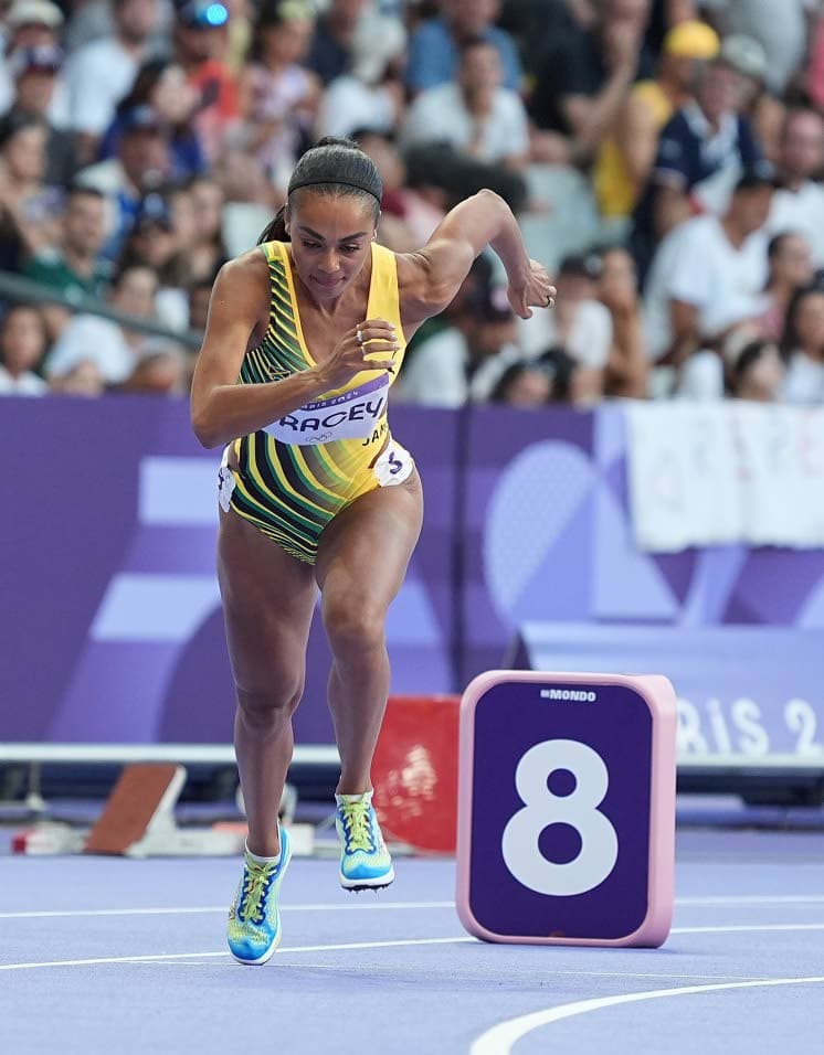 Adelle Tracey wins third women’s 1500m title