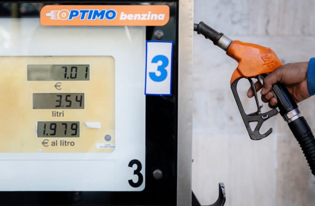 US gasoline prices drop below US$4 per gallon on Iran war optimism