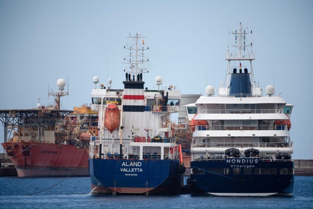 Spain says final hantavirus ship evacuees to take plane to Netherlands