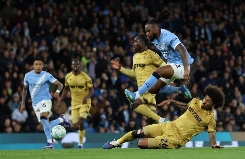 Man City ease past Palace to keep pressure on Arsenal