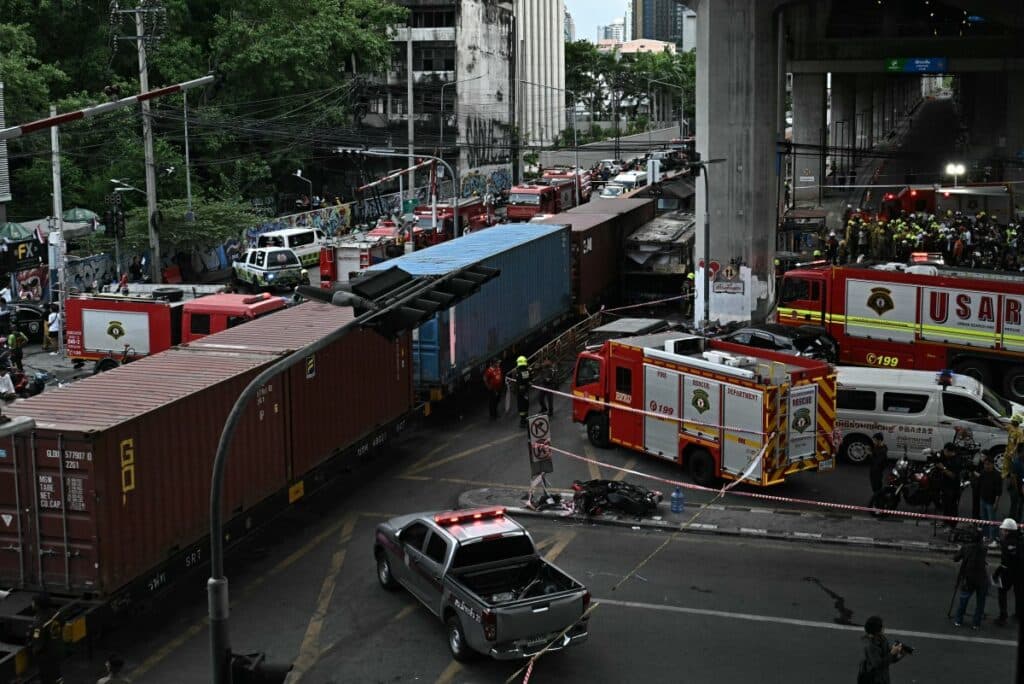Collision between train and bus kills at least 8 in Bangkok