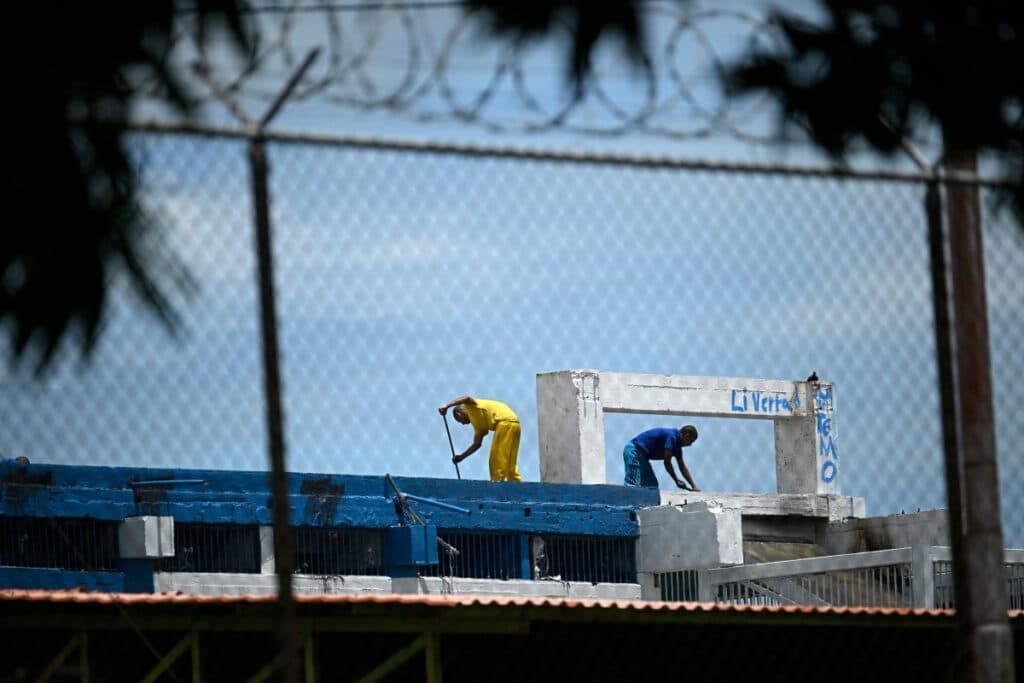 Women inmates transferred from Venezuelan prison after uprising