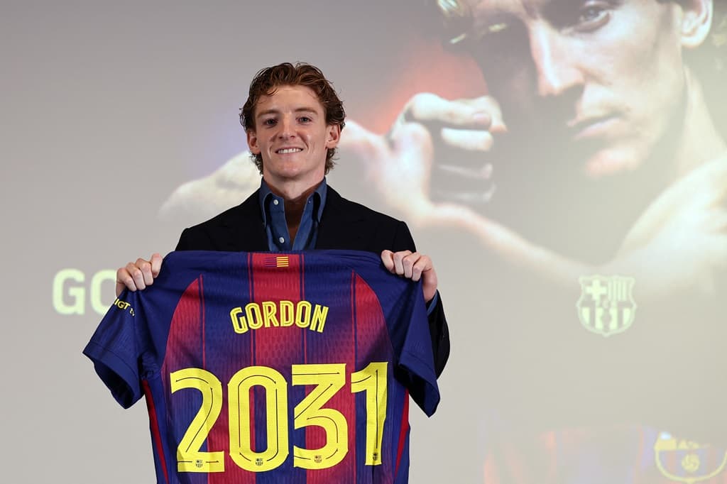 Barcelona sign winger Gordon from Newcastle