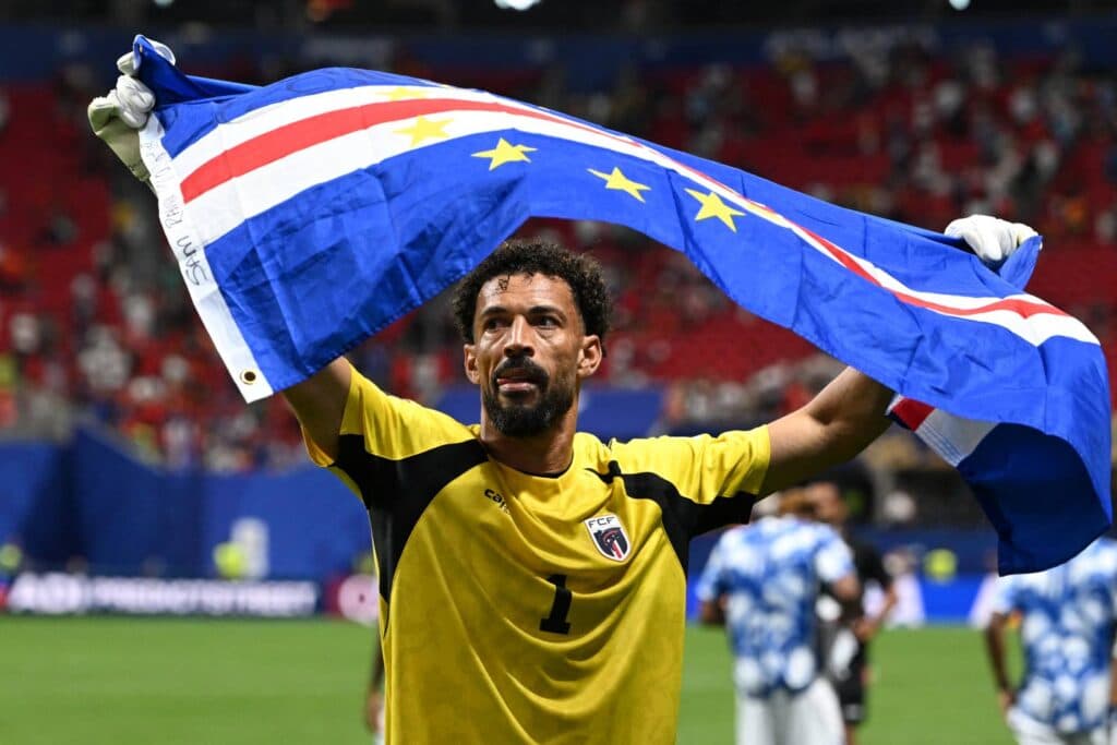 HEROES WEAR CAPES