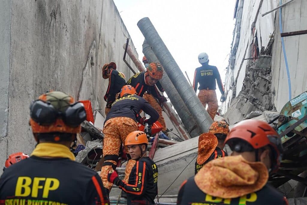 Major quake off Philippines kills at least 35, dozen still missing