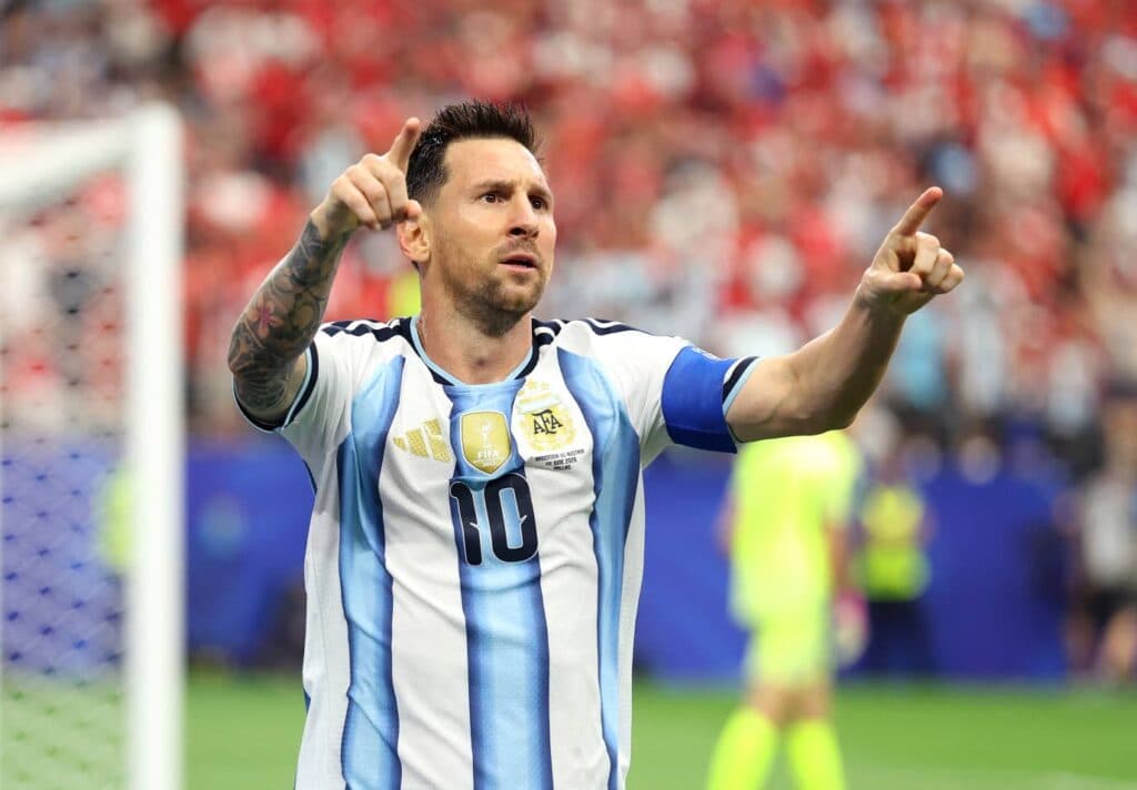 MESSI STANDS ALONE!