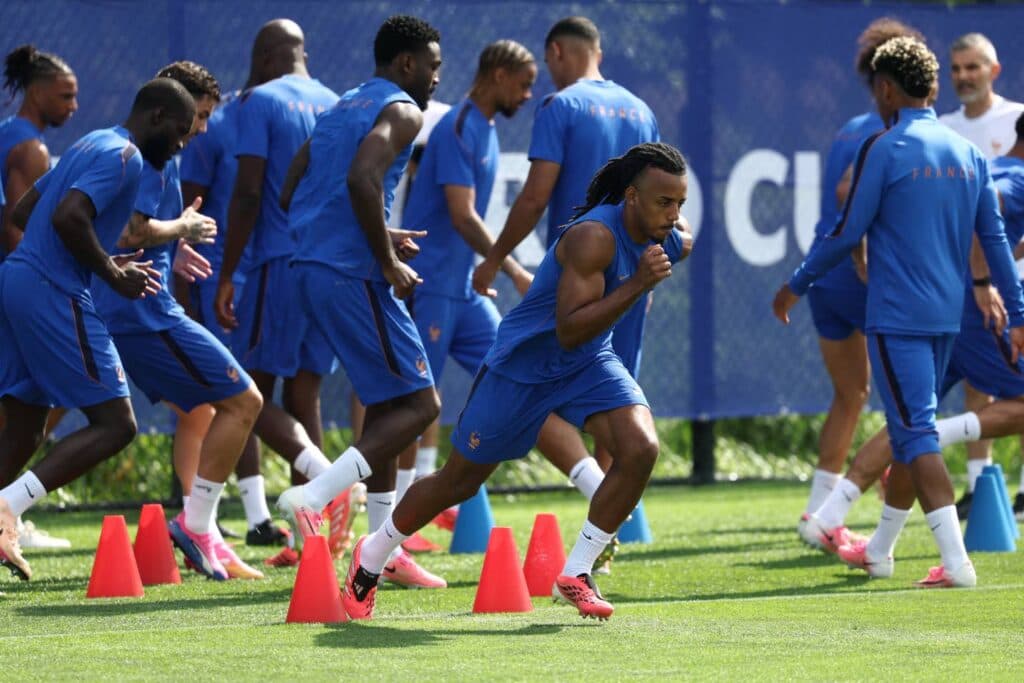 Fearsome France begin World Cup wary of overconfidence